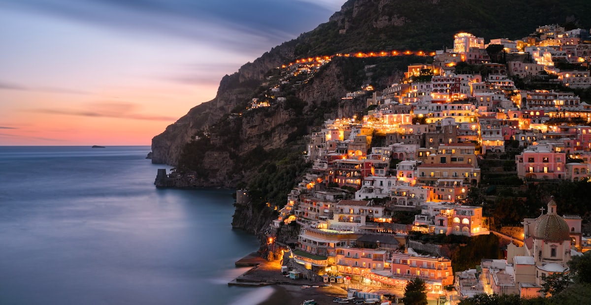 Casas de colores sobre el acantilado frente al mar en la Costa Amalfitana, Italia